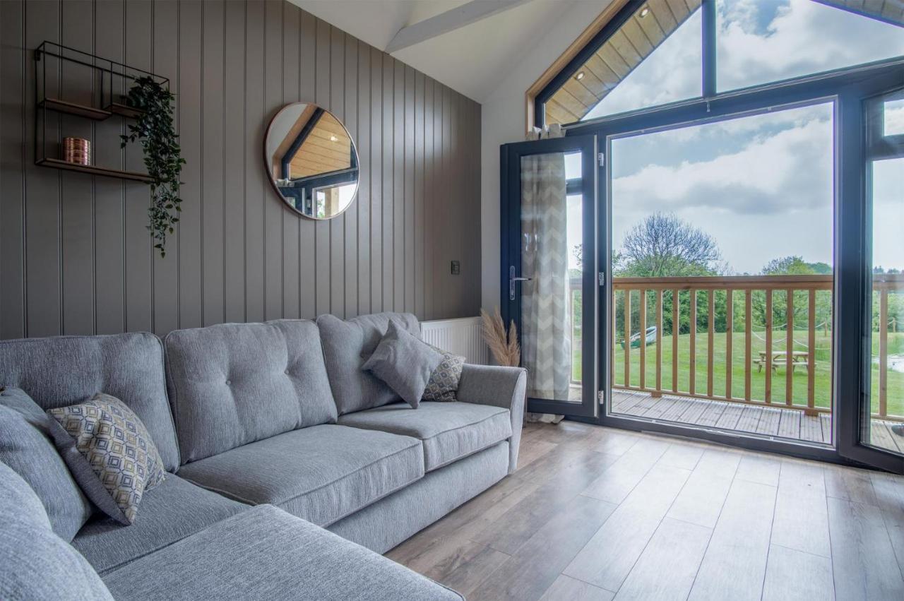 Cabin In The Woods - 1 Bedroom Lodge - Kilgetty Stepaside  Экстерьер фото
