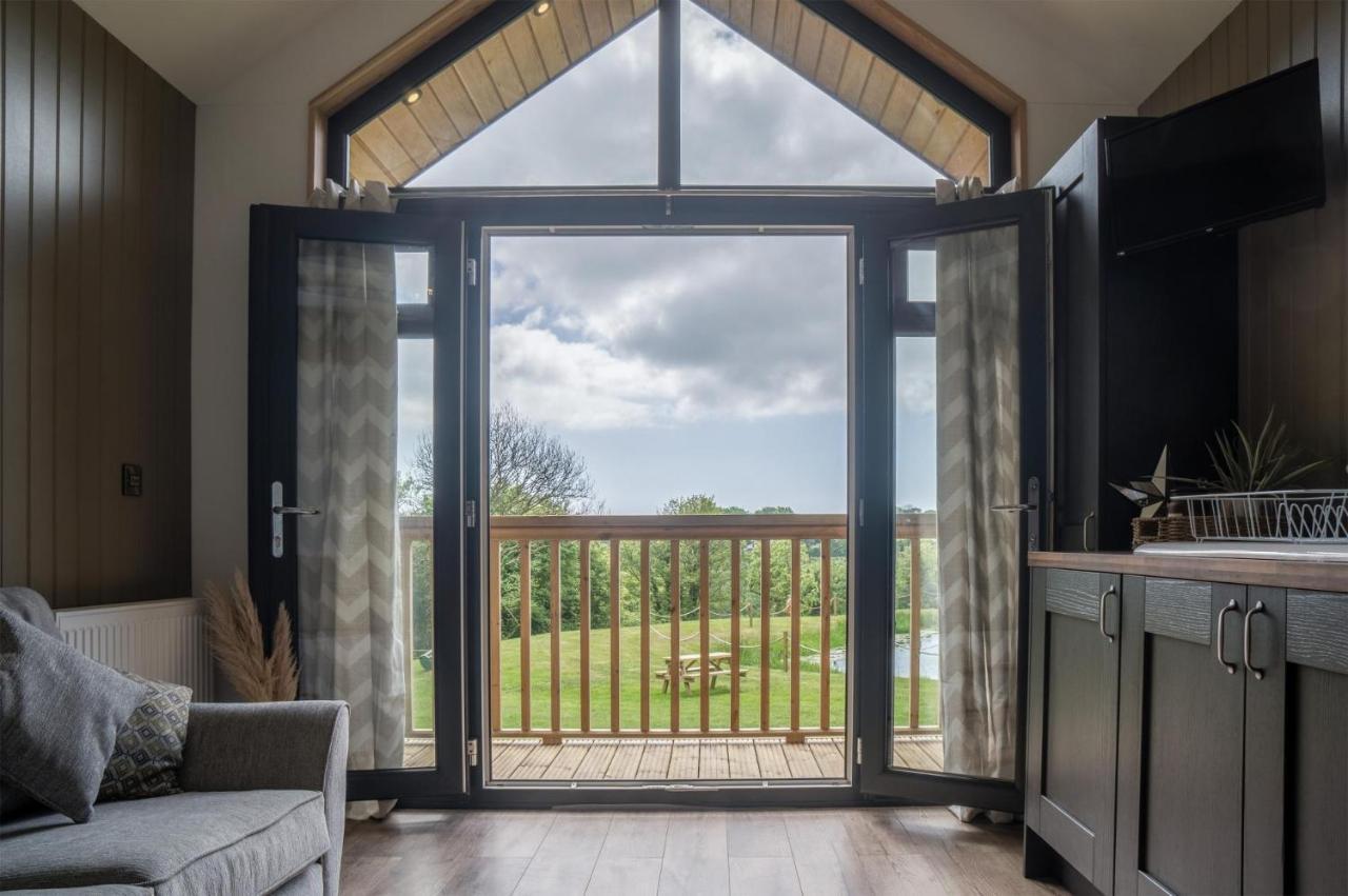 Cabin In The Woods - 1 Bedroom Lodge - Kilgetty Stepaside  Экстерьер фото